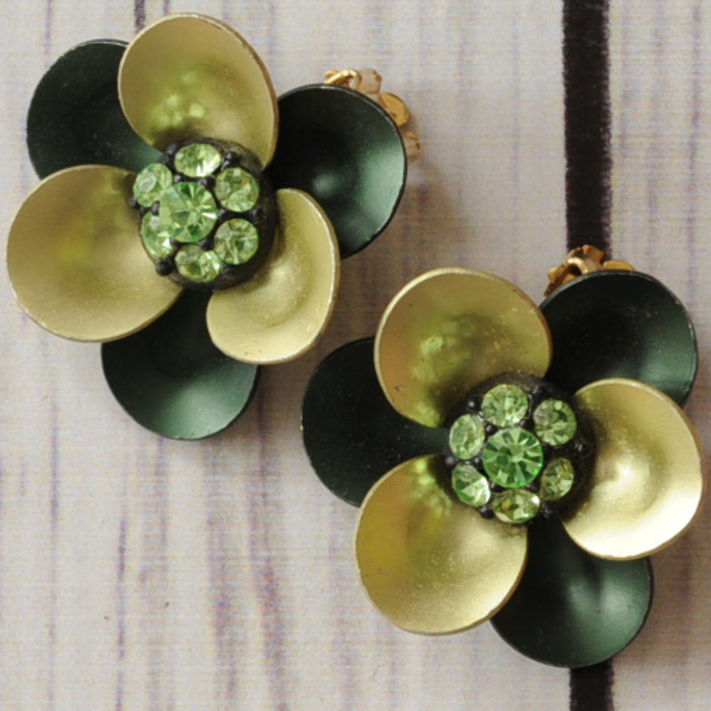 SOLD vintage green rhinestone flower clip earrings - Picture 2 of 8